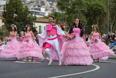 Funchal; Madeira; Portekiz - 22 Nisan; 2018: bir grup insan pembe kostümleri dans Madeira çiçek Festivali geçit töreninde Funchal, Madeira Adası üzerinde. Portekiz.