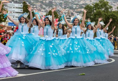 Funchal; Madeira; Portekiz - 22 Nisan; 2018: bir grup kadın mavi elbiseler dans Madeira çiçek Festivali geçit töreninde Funchal, Madeira Adası üzerinde. Portekiz.