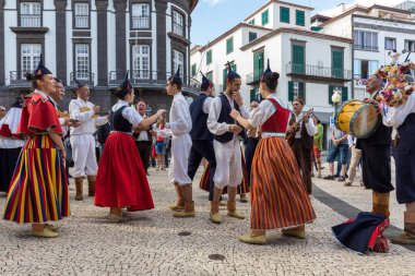 Funchal, Portekiz - 19 Nisan 2018: Halk müzisyenler ve dansçılar Avenida Arriaga Funchal Madeira Adası, Portekiz performans.