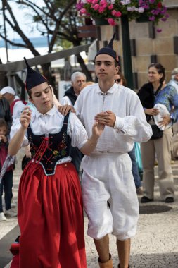 Funchal, Portekiz - 19 Nisan 2018: Halk müzisyenler ve dansçılar Avenida Arriaga Funchal Madeira Adası, Portekiz performans.