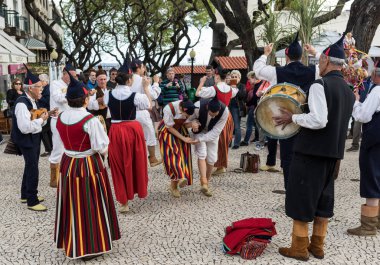 Funchal, Portekiz - 19 Nisan 2018: Halk müzisyenler ve dansçılar Avenida Arriaga Funchal Madeira Adası, Portekiz performans.