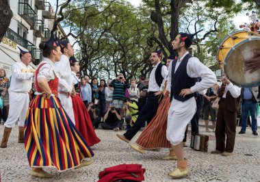 Funchal, Portekiz - 19 Nisan 2018: Halk müzisyenler ve dansçılar Avenida Arriaga Funchal Madeira Adası, Portekiz performans.
