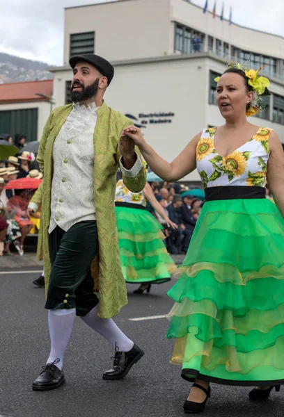 Funchal Madeira Portugal April 2018 Group People Colorful Dresses Sunflowers — Stock Photo, Image