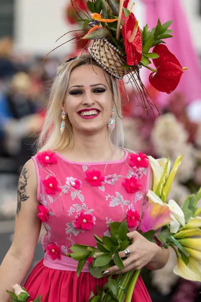 Фуншал Мадейра Португалия Апреля 2018 Женщина Красочном Костюме Параде Цветов — стоковое фото