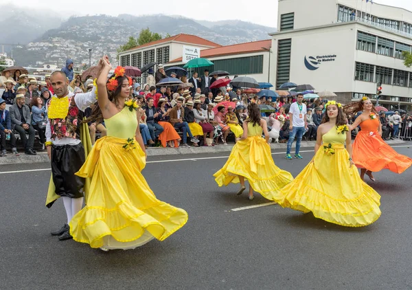 Funchal; Madeira; Portekiz - 22 Nisan; 2018: bir grup insan renkli kostümleri dans Madeira çiçek Festivali geçit töreninde Funchal, Madeira Adası üzerinde. Portekiz.