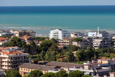 Bir Roseto degli Abruzzi, Abruzzo, İtalya. Bir Roseto degli Abruzzi olarak da bilinen 'Lido delle Rose' gül ve coşan büyük çeşitli nedeniyle olduğunu.