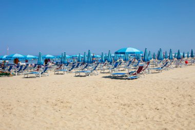  Bir Roseto degli Abruzzi, İtalya - 21 Haziran 2017: Beach Roseto degli Abruzzi, Abruzzo, İtalya. Bir Roseto degli Abruzzi olarak da bilinen 'Lido delle Rose' gül ve coşan büyük çeşitli nedeniyle olduğunu.