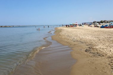  Bir Roseto degli Abruzzi, İtalya - 21 Haziran 2017: Beach Roseto degli Abruzzi, Abruzzo, İtalya. Bir Roseto degli Abruzzi olarak da bilinen 'Lido delle Rose' gül ve coşan büyük çeşitli nedeniyle olduğunu.