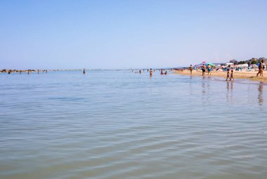  Bir Roseto degli Abruzzi, İtalya - 21 Haziran 2017: Beach Roseto degli Abruzzi, Abruzzo, İtalya. Bir Roseto degli Abruzzi olarak da bilinen 'Lido delle Rose' gül ve coşan büyük çeşitli nedeniyle olduğunu.