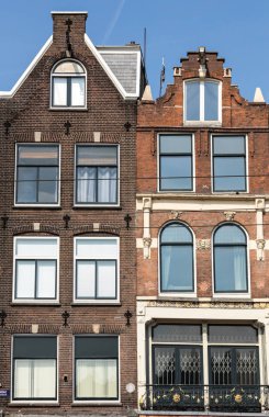 Amsterdam, Hollanda, Hollanda Damrak sokakta tipik çatılı evler