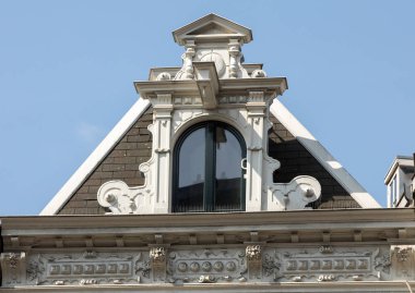 Amsterdam, Hollanda, Hollanda Damrak sokakta tipik çatılı evler