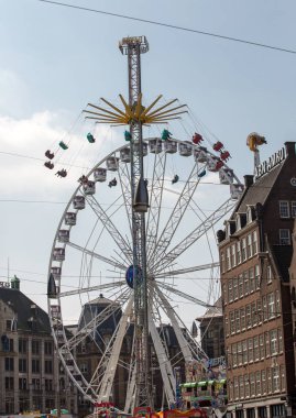 Amsterdam, Hollanda - 20 Nisan 2017: büyük tekerlek üzerinde Koninginnedag Dam Square Amsterdam Hollanda 