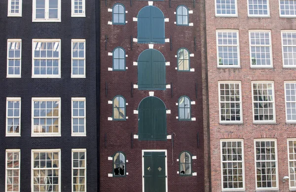Typowe Domy Ulicę Damrak Amsterdam Holandia Holandia — Zdjęcie stockowe