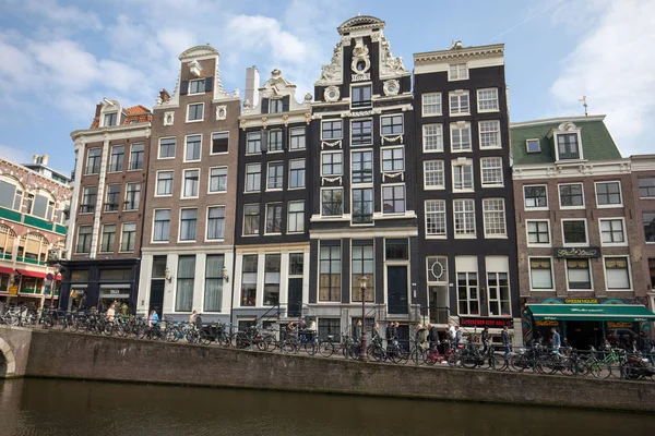 Амстердам Нидерланды Апреля 2017 Года Сцена Канала Велосипедами Традиционными Голландскими — стоковое фото
