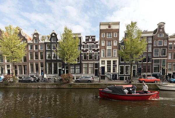 Амстердам Нидерланды Апреля 2017 Года Сцена Канала Велосипедами Лодками Традиционными — стоковое фото