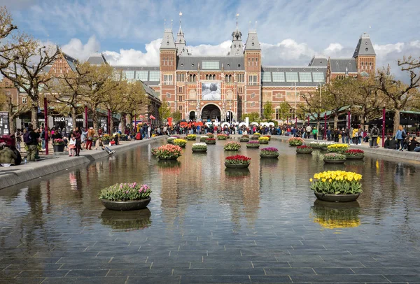 Amsterdam, Hollanda - 22 Nisan 2017: Rijksmuseum Ulusal Müzesi ile ben Amsterdam işaret ve Lale yansıtan Havuzu. Amsterdam, Hollanda