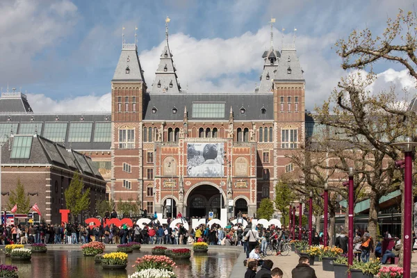 Amsterdam, Hollanda - 22 Nisan 2017: Rijksmuseum Ulusal Müzesi ile ben Amsterdam işaret ve Lale yansıtan Havuzu. Amsterdam, Hollanda