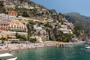 Positano, İtalya - 13 Haziran 2017: İnsanlar güneşli bir günde Positano plajda Amalfi Coast bölgesinde Campania, İtalya dinlenme 