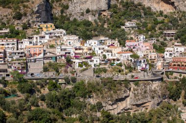 Positano, İtalya - 12 Haziran 2017: Küçük kasaba, Positano, çok sayıda harika renkler ve evlerden, Campania, İtalya Amalfi Sahili boyunca.