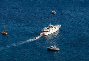 Positano, İtalya - 12 Haziran 2017: Positano İtalya Tiren Denizi'nde demirleyen balıkçı tekneleri feribot tekne geçer 