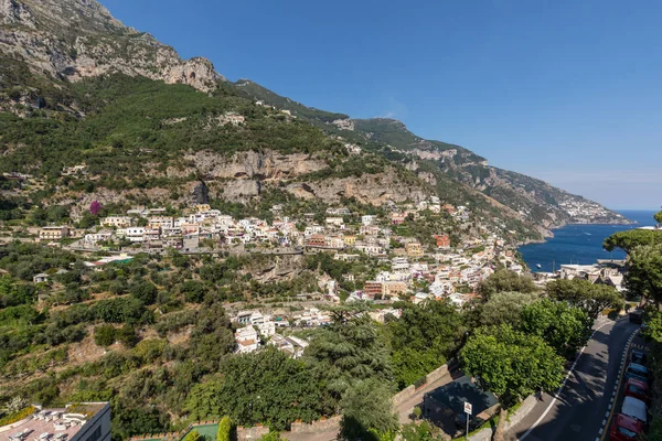 Positano, İtalya - 12 Haziran 2017: Panorama Positano hill, Campania, İtalya tırmanma evleriyle 