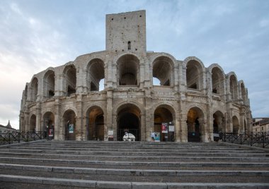 Arles, Fransa - 26 Haziran 2017: Roman Amphitheater Arles eski şehir ' Provence'de Güney Fransa.