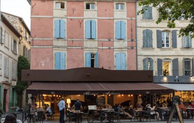 Arles, Fransa - 26 Haziran 2017: Place du Forum, Arles, Provence, Fransa'da bir kafede oturan insanlar.