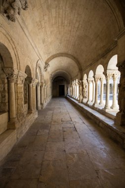 Romanesk kilise, Saint Trophime Katedrali Arles Cloisters. Provence, Fransa