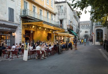 Arles, Fransa - 24 Haziran 2017: Arles 'deki Place du Forum' da Cafe Van Gogh. Provence, Fransa