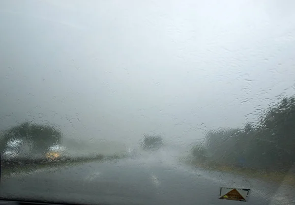 車の中から見た高速道路で大雨 — ストック写真