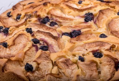 Taze pişmiş meyveli tatlı kek.