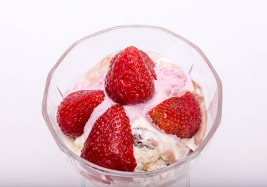 Dondurma ve beyaz arka planda izole edilmiş taze olgun çilekler. 