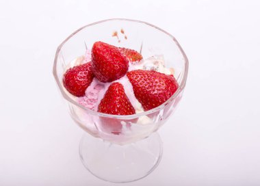 Dondurma ve beyaz arka planda izole edilmiş taze olgun çilekler. 