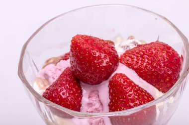 Dondurma ve beyaz arka planda izole edilmiş taze olgun çilekler. 