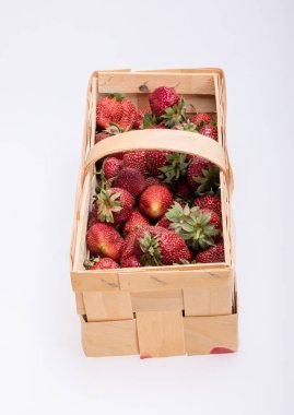 Bir sepet beyaz arka plan üzerinde izole olgun çilek dolu