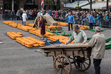 Alkmaar, Hollanda - 21 Nisan 2017: Tipik peynir pazarı şehir Alkmaar Hollanda, sadece dört geleneksel Hollanda peynir piyasalarda hala varlığını ve bir ülkenin en popüler turistik. 
