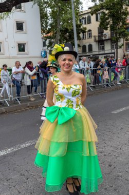 Funchal; Madeira; Portekiz - 22 Nisan; 2018: parade, Madeira çiçek Festivali, Funchal, Madeira, Portekiz, renkli kostümleri kadın son anlarıyla