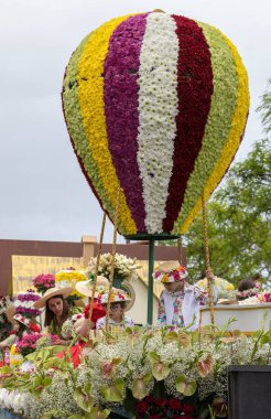 Funchal; Madeira; Portekiz - 22 Nisan; 2018: bir grup insan üzerinde çiçek float Madeira çiçek Festivali geçit töreninde Funchal Madeira Adası, renkli kostümleri. Portekiz.