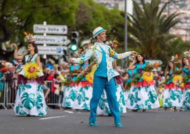 Funchal; Madeira; Portekiz - 22 Nisan; 2018: bir grup insan renkli kostümleri dans Madeira çiçek Festivali geçit töreninde Funchal, Madeira Adası üzerinde. Portekiz.