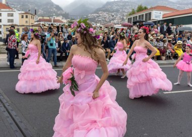 Funchal; Madeira; Portekiz - 22 Nisan; 2018: bir grup insan pembe kostümleri dans Madeira çiçek Festivali geçit töreninde Funchal, Madeira Adası üzerinde. Portekiz.