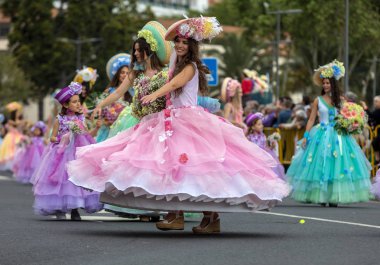 Funchal; Madeira; Portekiz - 22 Nisan; 2018: bir grup insan renkli kostümleri dans Madeira çiçek Festivali geçit töreninde Funchal, Madeira Adası üzerinde. Portekiz.