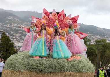 Funchal; Madeira; Portekiz - 22 Nisan; 2018: kızlar çiçek float Madeira çiçek Festivali geçit töreninde Funchal Madeira Adası, üzerinde renkli kostümleri. Portekiz.
