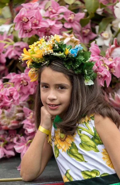 Funchal; Madeira; Portekiz - 22 Nisan; 2018: parade, Madeira çiçek Festivali, Funchal, Madeira, Portekiz, renkli elbiseli kız son anlarıyla