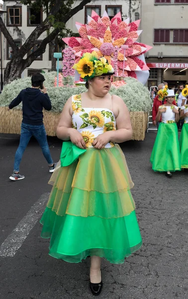 Funchal; Madeira; Portekiz - 22 Nisan; 2018: parade, Madeira çiçek Festivali, Funchal, Madeira, Portekiz, renkli kostümleri kızlar son anlarıyla