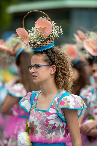 Funchal; Madeira; Portekiz - 22 Nisan; 2018: parade, Madeira çiçek Festivali, Funchal, Madeira, Portekiz, renkli bir kılık kız son anlarıyla
