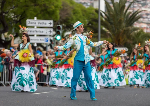 Funchal; Madeira; Portekiz - 22 Nisan; 2018: bir grup insan renkli kostümleri dans Madeira çiçek Festivali geçit töreninde Funchal, Madeira Adası üzerinde. Portekiz.