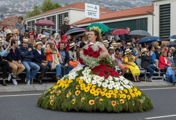 Funchal; Madeira; Portekiz - 22 Nisan; 2018: Madeira çiçek Festivali Parade, Funchal, Madeira, Portekiz, renkli bir kostüm kadında