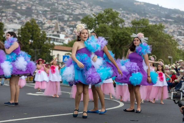 Funchal Madeira Portugal Abril 2018 Grupo Chicas Con Disfraces Coloridos — Foto de Stock
