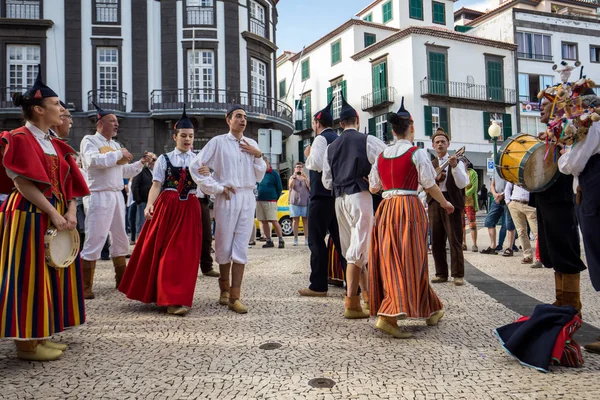 Funchal Portugal Abril 2018 Músicos Folclóricos Bailarinos Que Apresentam Avenida — Fotografia de Stock