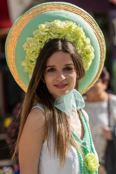 Funchal Madeira Portugal April 2018 Frau Bunten Kostümen Auf Avenida — Stockfoto